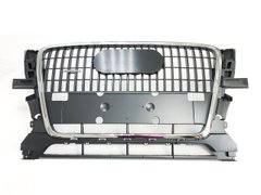 Решітка радіатора Audi Q5 2008-2012 хром./сірий з отв.під п/тронік без емблеми