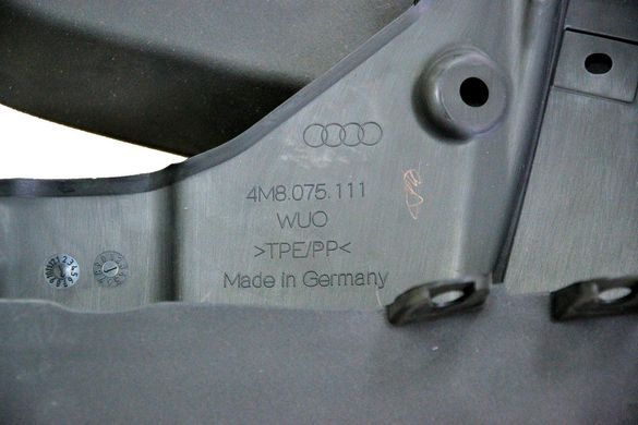 Оригинальные брызговики Audi Q8 2018-передние 2шт VAG 4M8075111