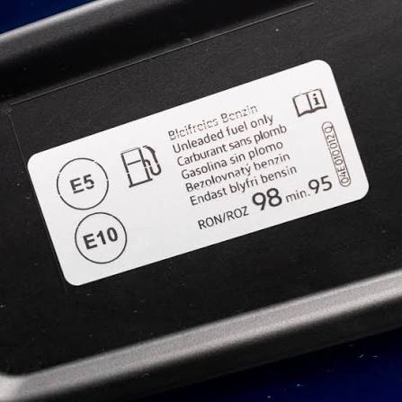 Порівняння: горловина паливного бака сучасного авто з позначкою E10 і горловина старого авто без маркування